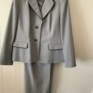 Le Suit Light Gray Women's Blazer and Pants Set